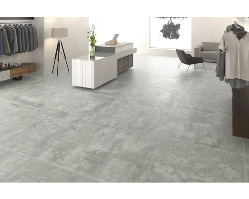 Lichte ruimte met tegelvloer in betonlook.