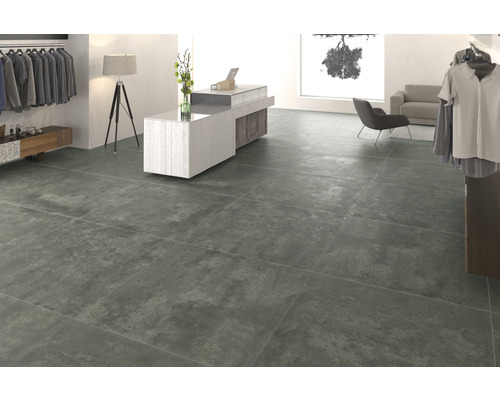 Grootformaat tegels in een winkel met kleding en meubels.