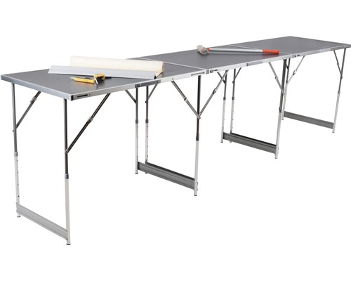 Behangtafel met rol behang, mes en meetlint