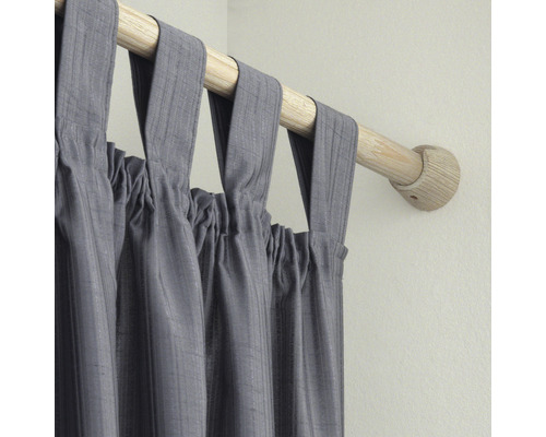 Grijze gordijn met lussen aan gordijnroede