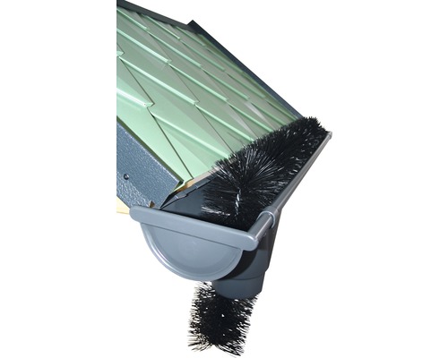 Dakgoot met dakgootborstel ter bescherming tegen bladeren en vuil