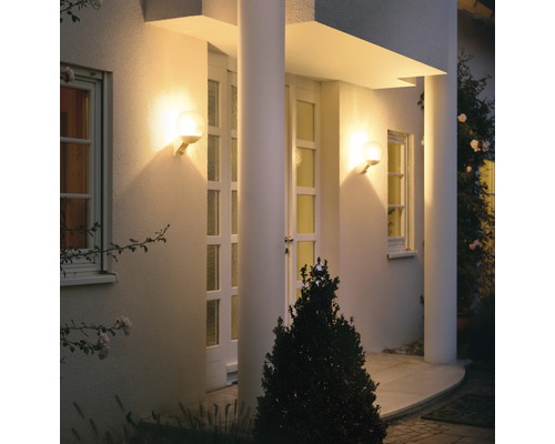 Verlichte gevel met twee ronde wandlampen
