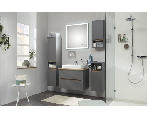 Lichte badkamer met wastafelonderkast, spiegelkast, hoge kast en douche.