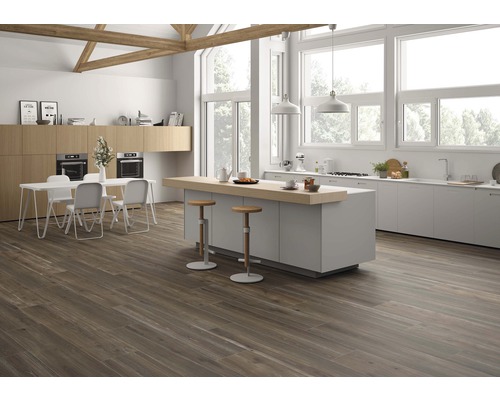 Lichte keuken met kookeiland, eethoek en houten vloertegels met houtlook.