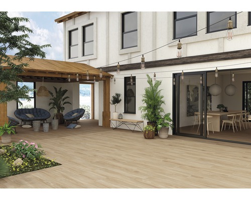 Terras met houten vloer, zithoek en verlichting