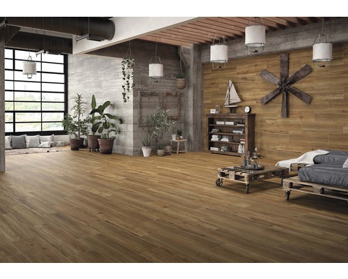 Lichte woonkamer met houten vloer en houten wand