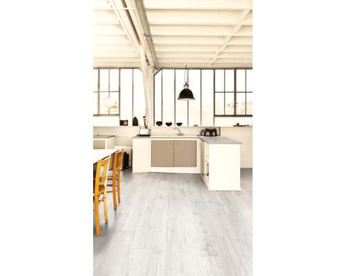 Lichte keuken met laminaatvloer in houtlook, kitchenette en groot raam