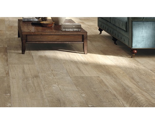 Woonkamer met houten vloertegels, bank en houten tafel