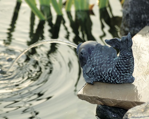 Visfiguur als waterspuwer voor tuinvijver