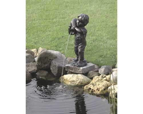 Tuinfontein met jongensfiguur die water uit een kruik giet