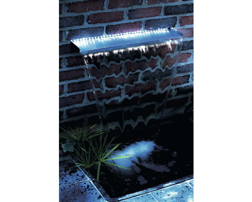 Waterval met LED-verlichting voor een bakstenen muur