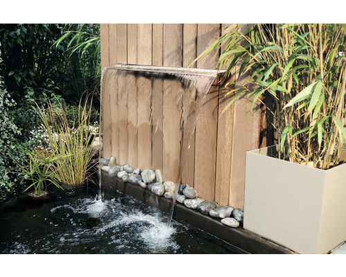 Tuin met waterspel, houten wand en planten