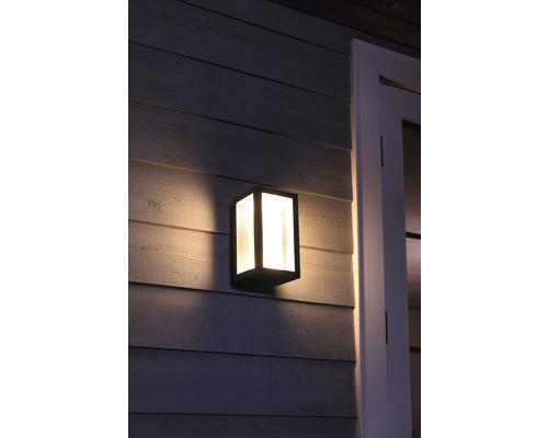 Vierkante buitenwandlamp gemonteerd op een muur