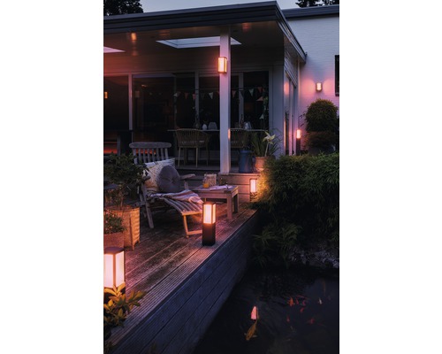 Verlicht terras met tuinlampen, tuinmeubelen en vijver