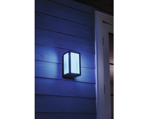 Vierkante buitenlamp gemonteerd aan een muur