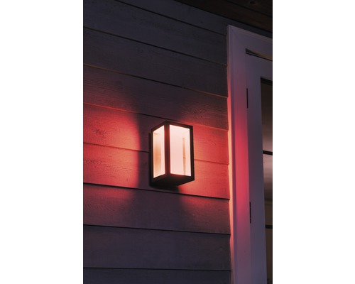 Vierkante buitenmuurlamp met lichteffect aan een muur