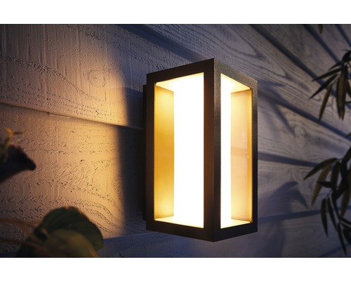 Vierkante metalen buitenwandlamp met licht