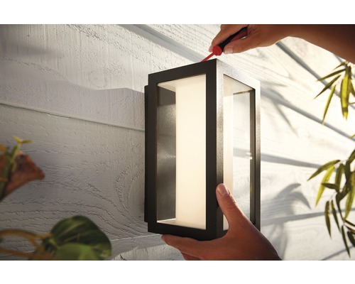 Installatie van een rechthoekige buitenlamp aan een gevel