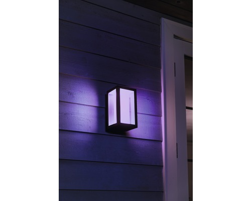 Vierkante buitenwandlamp met verlichting op een houten muur