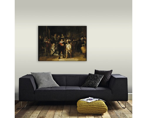 Schilderij De Nachtwacht boven bank in woonkamer