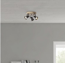 Plafondlamp met drie spots en houten details aan het plafond gemonteerd