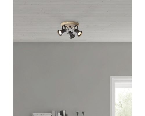 Plafondlamp met drie spots en houten details aan het plafond gemonteerd