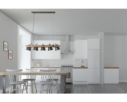 Eetkamer met eettafel en hanglamp met hout en meerdere lampen