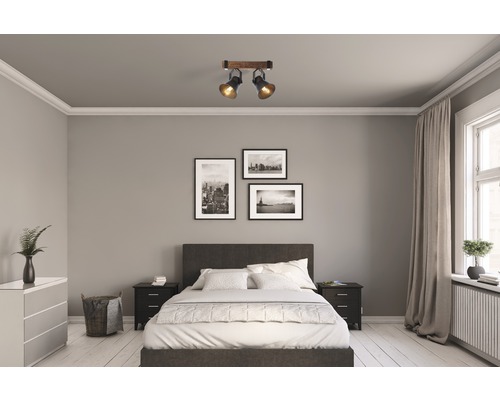 Slaapkamer met tweepersoonsbed, nachtkastjes, ladekast en plafondlamp met twee spots