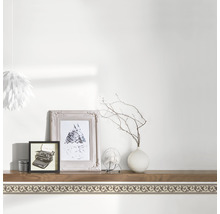 Scene met rand, afbeeldingen en decoratieve items op een plank