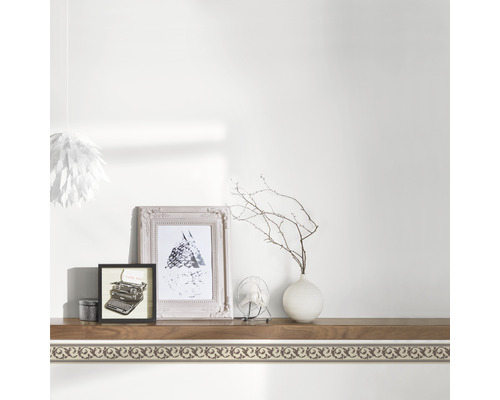 Scene met rand, afbeeldingen en decoratieve items op een plank