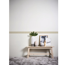 Wand met border en decoratieve elementen op een tafel