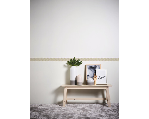 Wand met border en decoratieve elementen op een tafel