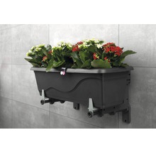 Aan de muur gemonteerde plantenbak met irrigatiesysteem voor buiten.