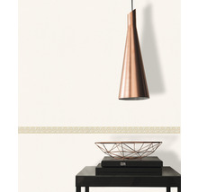Interieurfoto met hanglamp, rand en decoratieve schaal op een tafel