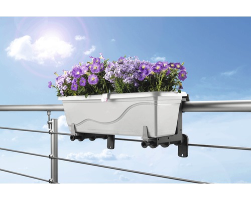 Bloembak met houder aan een leuning met bloemen