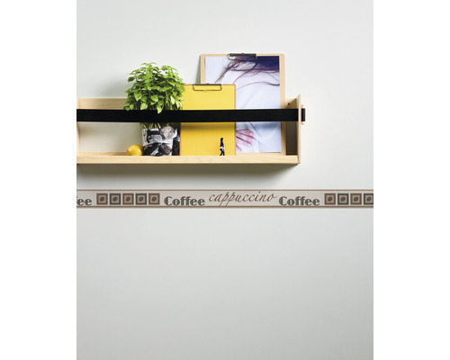 Muurrand met koffiemotief boven plank