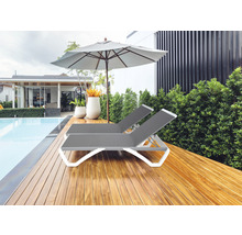 Twee grijze kunststof ligstoelen met een parasol naast een zwembad.