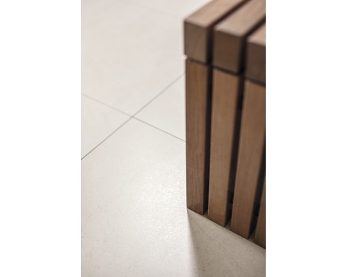 Detailaanzicht van een houten bank op een tegelvloer.