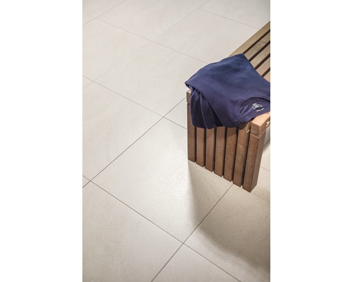 Vloertegels en houten bank met T-shirt