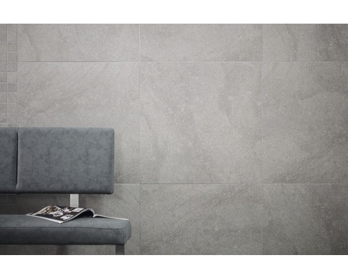 Grijze wandtegels met zitbank en tijdschrift