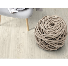 Lichte houten vloer met stoel en touwdecoratie