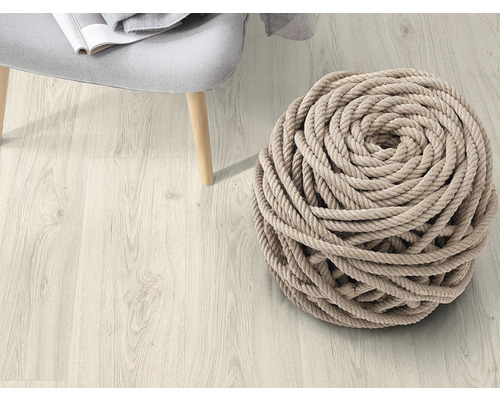 Lichte houten vloer met stoel en touwdecoratie