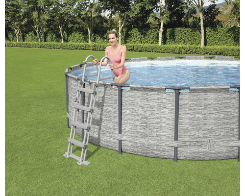 Opzetzwembad met ladder in de tuin