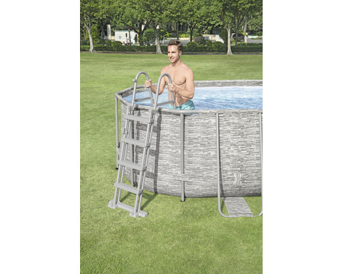 Opzetzwembad met ladder en man in de tuin.