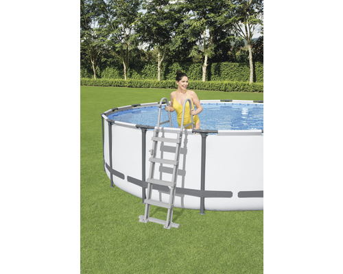 Opzetzwembad met ladder in de tuin