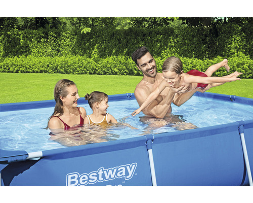 Familie met twee kinderen in het Bestway zwembad in de tuin