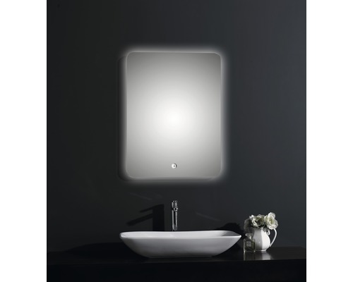 Badkamer met verlichte spiegel boven een wastafel