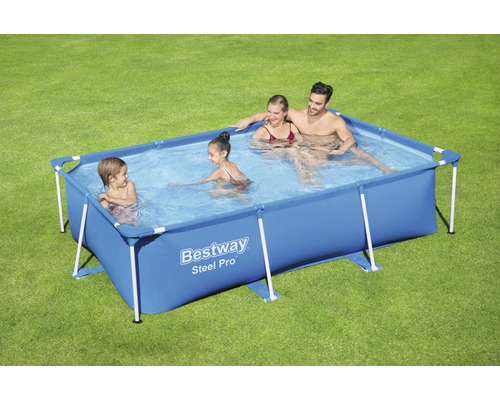 Opzetzwembad met gezin in de tuin