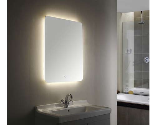 Verlichte spiegel boven een wastafel in een badkamer