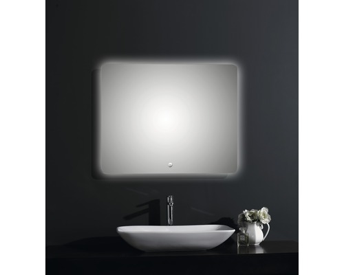 Verlichte rechthoekige spiegel boven een opzetwastafel in de badkamer.